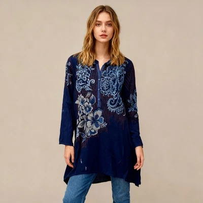 全新无标签 Johnny Was Gilani 束腰刺绣花卉休闲衬衫衬衫蓝色 L 码 — 第 1/4 张图片