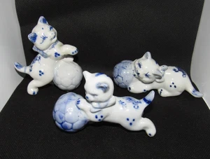 Blau weiß Delfter Stil 3 verspielte Kätzchen Figuren mit Fußball - Bild 1 von 3
