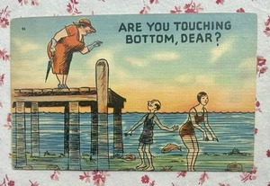 Postal vintage de cómics de playa y agua de 1943 "¿Estás tocando fondo, querido?" - Imagen 1 de 3