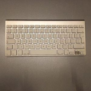 Apple A1314 Wireless Keyboard Rated 3.0V Bluetooth Used Working Missing Keys - Zdjęcie 1 z 12