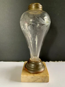 VIKTORIANISCHE ANTIKE ÖLLAMPE AUS GEÄTZTEM GLAS MIT MARMORSOCKEL - Bild 1 von 9