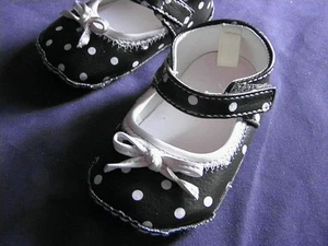 Kleinkind Baby Mädchen dunkelbraun & hellrosa gepunktet Krippe Schuhe PINK Größe 2 - Bild 1 von 3