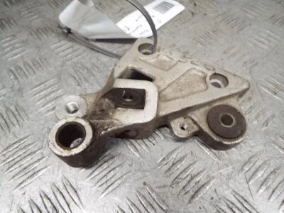 Suzuki RG500 RG 500 Right Hand Footpeg Rest Hanger Front  - Imagem 1 de 4