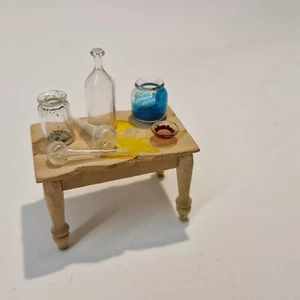 Mesa de Química Casa de Muñecas Escala 24 todos los artículos en foto Hecho a Mano TN25 - Imagen 1 de 2
