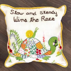 Vintage Schildkröte Dekokissen handbestickt "Slow And Steady Wins The Race" - Bild 1 von 4