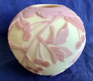 Fenton Burmese sand carved cherry vase Limited Edition Kelsey / Boomkamp 74/325 - Picture 1 of 6