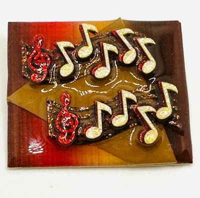 Prendedor musical de música de colección difícil de encontrar de Lucinda notas brillantes clave de agudos rojo marrón Foto 1 de 4