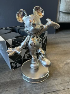 D23 2023 Conjunto de Regalo para Miembros Mickey Mouse Líder del Club Hito Estatua 100 Años - Imagen 1 de 6