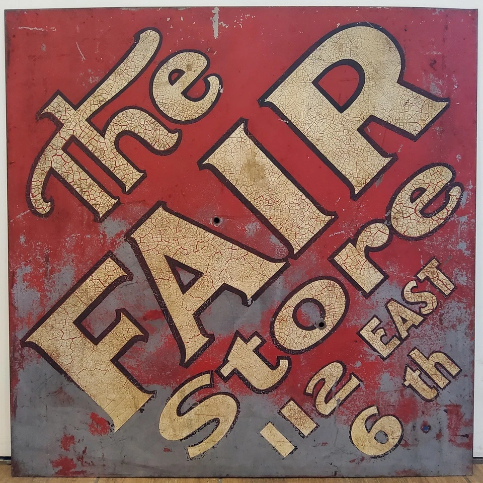 GRAN Letrero Antiguo 30" Metal Pintado Departamento de Chicago THE FAIR STORE Agujero de Bala Foto 1 de 1