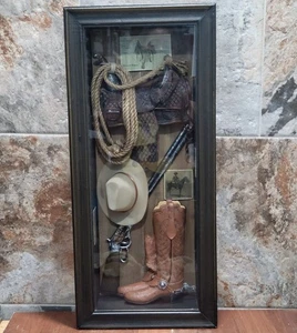 Caja de sombra de vaquero exhibición miniatura silla de montar rifle sombrero botas diorama suroeste - Imagen 1 de 13