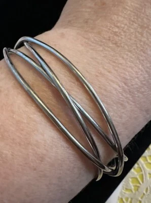 Brazalete Abierto Lia Sophia “Jinx” Tono Plateado 0,75” Ancho Entrecruzado Diseño Foto 1 de 4