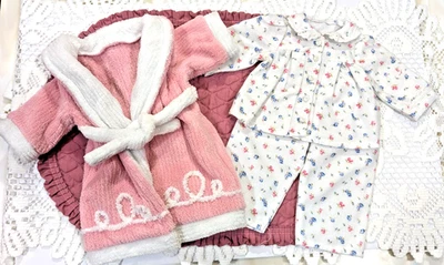 Pijamas de franela con estampado Emily's American Girl y bata de chenilla rosa y blanca ¡USADOS EN EXCELENTE ESTADO! Foto 1 de 4