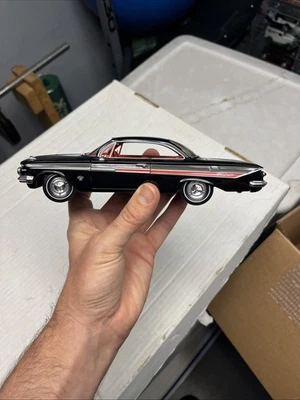 Jada Toys Showroom Floor 1961 Chevy Impala modelo fundido a presión 1:24 de MiJo Exclusives Foto 1 de 4