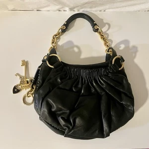 Juicy Couture sac à main en cuir noir avec quincaillerie dorée et breloques - OG vintage - Photo 1/8