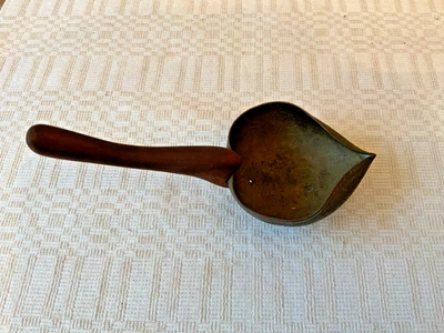 Antiguo primitivo cucharón de latón grabado cuchara mango de madera 7 pulgadas Foto 1 de 4