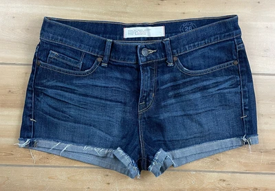 Pantalones cortos de mezclilla Marc by Marc Jacobs tiro bajo para mujer 26 lavado oscuro puños dobladillo crudo Foto 1 de 4