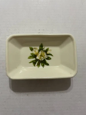 Jabonera soporte para joyas patas color marfil con adornos dorados flores blancas Foto 1 de 4