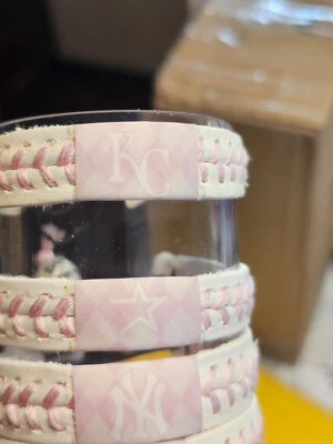 PULSERA DE CUERO DE BÉISBOL KANSAS CITY ROYALS ROSA ARGYLE MLB Foto 1 de 4