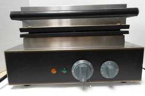 Prensa Sandwich/Panini modelo fy-113 435x410x325mm 110v/60hz 1.55kw comercial - Imagen 1 de 9
