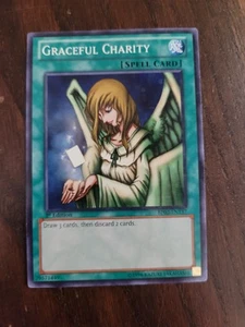 Yugioh Graziosa Carità BP02-EN137 1° Edizione Mosaico Rara Holo Foil Near Mint - Foto 1 di 3