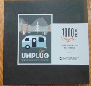 Go Unplug Retro Camper 1000 Pezzi Puzzle Lanterna Pressa 18 1/2" x 28" - Foto 1 di 3