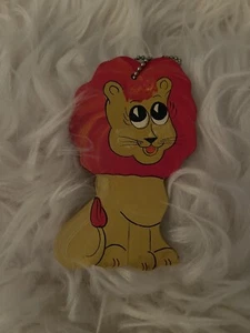 Vintage Wood Lion Animal Wildlife Outdoors Hand Painted Wooden Nature Keychain - Picture 1 of 2