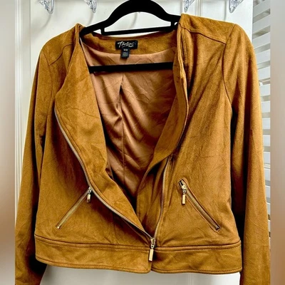 Faux Suede Brown Caramel with gold zipper, this jacket is super flattering SZ M - Imagem 1 de 3