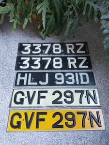 Vintage old UK metal Plastic car number plates X5 Plate uncleaned prop display - Foto 1 di 5