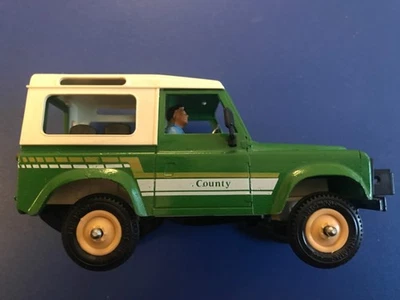 Britains Land Rover Defender 90 1:32 Green County - Image 1 of 4