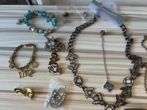 Vintage & Costume Jewellery Job Lot – Necklaces, Bracelets, Earrings, Brooches - Picture 1 of 6