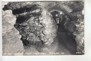 Postal con foto real de Cook en Five Points Mark Twain Cave Hannibal MO - Imagen 1 de 1