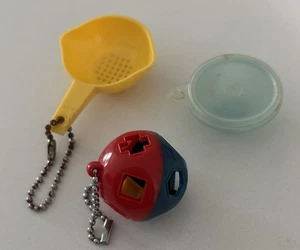 Konvolut 3 Vintage Schlüsselanhänger Miniaturen Tupperware & Spielzeug - Bild 1 von 8