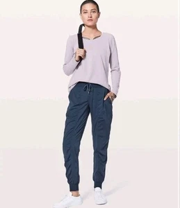 EUC Größe 6 Lululemon Damen-Jogginghose Tanzstudio mittelhoher Bund volle Länge marineblau " - Bild 1 von 8