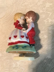 Vintage Lefton Christmas Valentines Boy Girl Kissing Japan Music Box - Picture 1 of 4