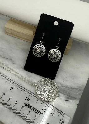 Подарочный набор филигранных кулонов Avon серебристый западный узор - Изображение 1 из 4