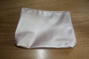 L'OREAL PARIS BOLSA DE MAQUILLAJE ROSA NUEVA en plástico, aproximadamente 6"" H x 9"" W - Imagen 1 de 6