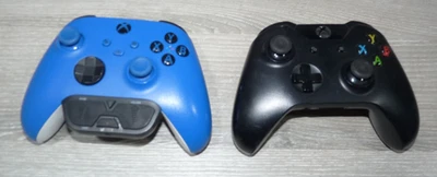 2 Controladores Inalámbricos XBOX One Azul/Negro SIN PROBAR Sin Respaldos Solo Piezas Foto 1 de 2