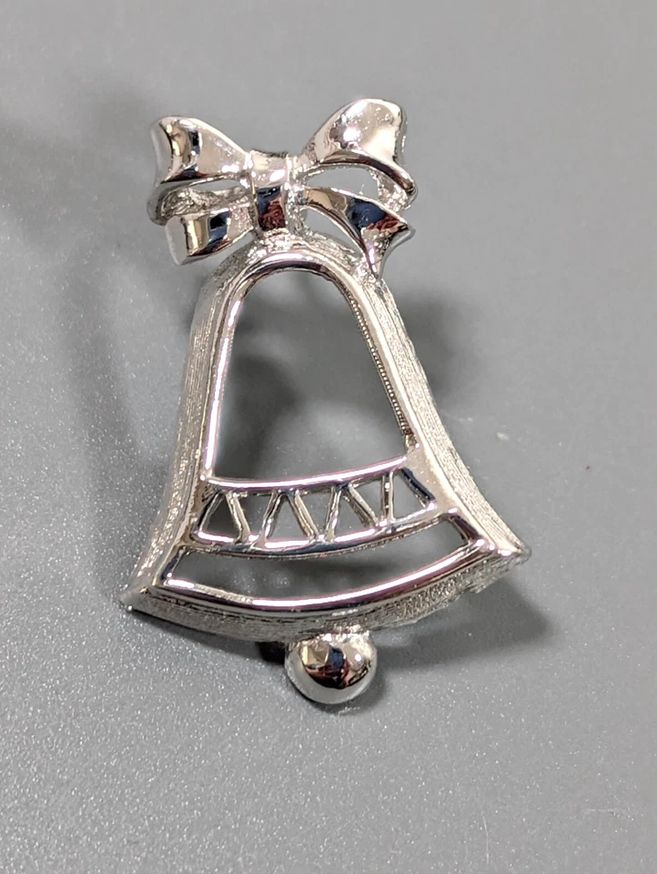 Broche prendedor pequeño campana de Navidad tono plata vintage Avon Foto 1 de 4