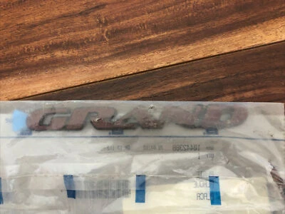 Tapa maletero emblema rojo oscuro 10442388 se adapta a Pontiac Grand Prix Foto 1 de 2