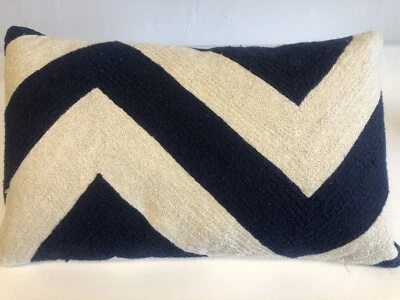 Funda de almohada lumbar Pottery Barn azul marino/marfil Chevron bordado crewel ~ 16x26” ~ Foto 1 de 3