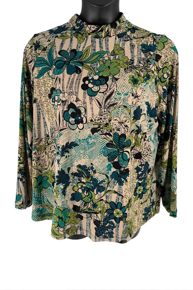 Top Susan Graver Estampado Líquido Tejido Cuello Simulado con Botón Mallard Foto 1 de 1