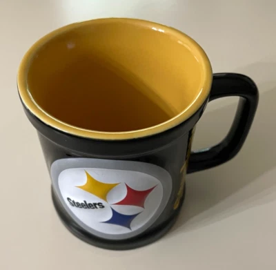 Xícara de café NFL Pittsburgh Steelers logotipo levantado em 3D preto e dourado CE! - Imagem 1 de 4