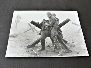 Segunda Guerra Mundial, película ""Cruz de Hierro" del director Sam Peckinpah-1977, foto fija. - Imagen 1 de 3