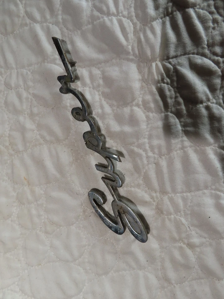 51-53 Buick Special Super Trunk Guardabarros Emblema Script Scroll Word Foto 1 de 3