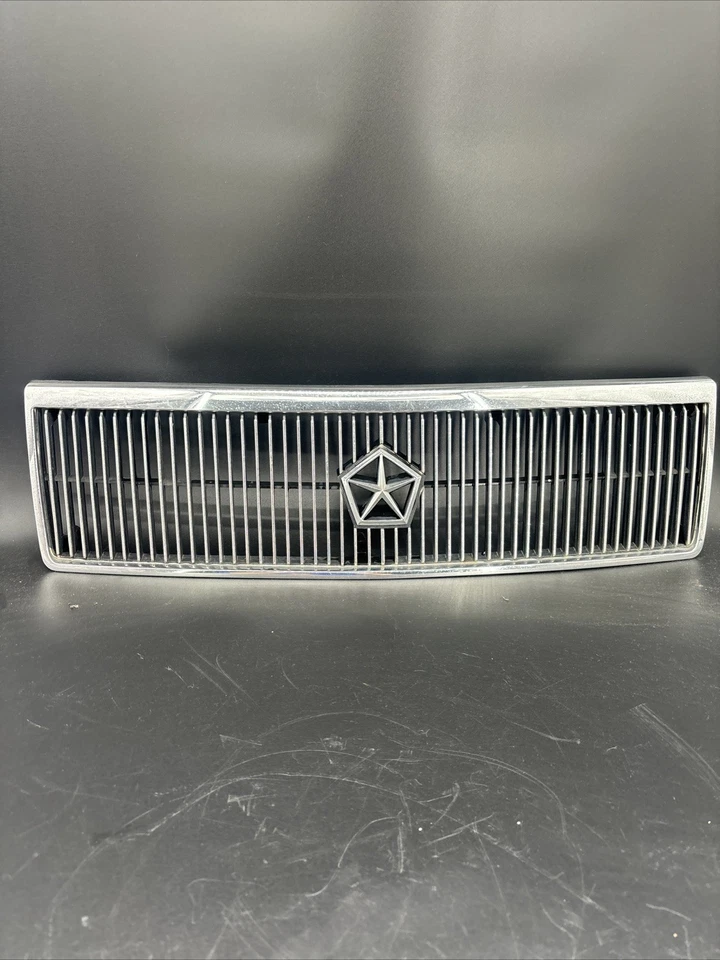 Chrysler LeBaron GTS 1985-1989 parrilla cromada usada OEM MOPAR 4270999 completa  Foto 1 de 4