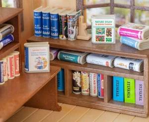 Sylvanian Books Miniatur Norwood Zeitungshändler Home Sweet Bücherregal Calico Critters - Bild 1 von 9