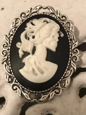 Large Lady Skeleton Skull Cameo Brooch Day of the Dead Pin Halloween — 第 1/2 张图片