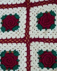 Vintage fatto a mano all'uncinetto nonna quadrato lancio afgano 3D rosa rossa 48 x 60 bellissimo - Foto 1 di 6