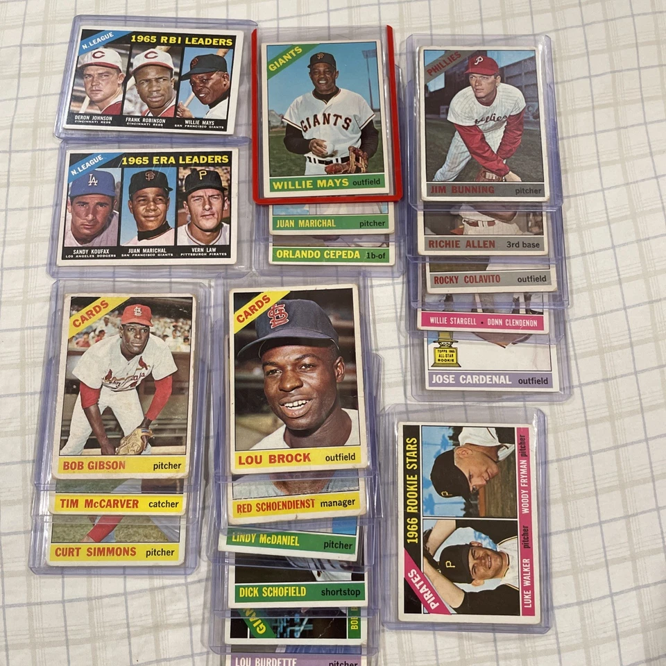 Lote de tarjetas de béisbol 1966 Topps con estrellas Willie Mays, Gibson, Brock, Koufax Foto 1 de 4