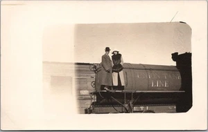 Foto real de la década de 1960 postal RPPC hombre y mujer joven en vagón de tren UNION TANK LINE - Imagen 1 de 2